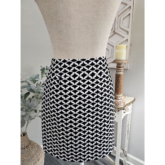 Jade by Melody Tam Black & White  Woven Jacquard Pattern Mini Skirt Size 2 - Picture 2 of 7